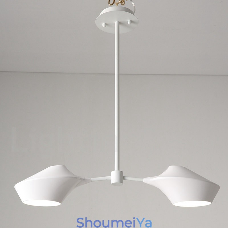 モダンで現代的なパイプシャンデリア、ホワイトブラックのアクリルシェード付き