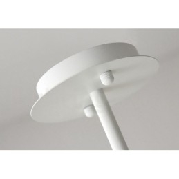 モダンで現代的なパイプシャンデリア、ホワイトブラックのアクリルシェード付き