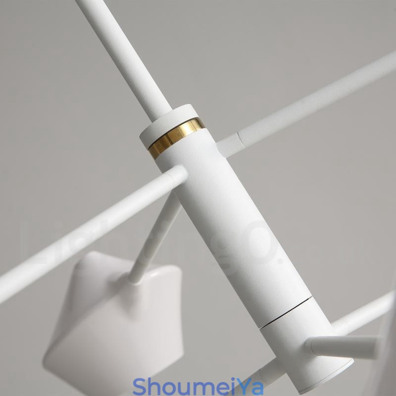 モダンで現代的なパイプシャンデリア、ホワイトブラックのアクリルシェード付き