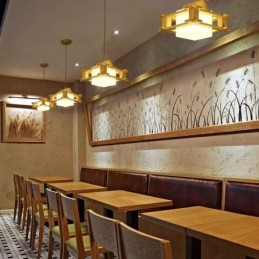 北欧スタイルのオーク材ペンダントランプ、フロストガラスランプシェード付きカフェ