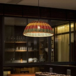 竹と籐のペンダントライト カラフルなストライプの間隔 手編みのランプシェード 天井ランプ