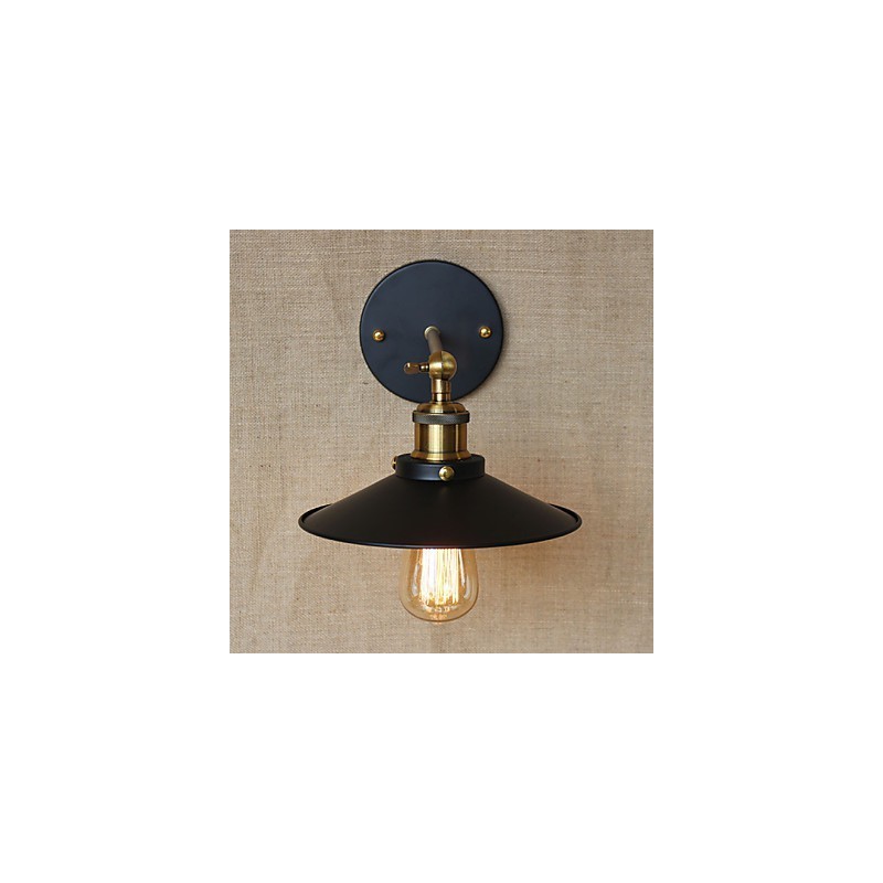 教会の通路の前のレトロなミニマリストのインダストリアルスタイルのヴィラ、傘、黒いドレスで飾られた壁