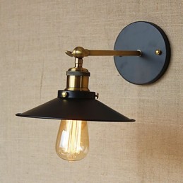 教会の通路の前のレトロなミニマリストのインダストリアルスタイルのヴィラ、傘、黒いドレスで飾られた壁