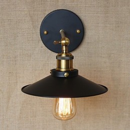 教会の通路の前のレトロなミニマリストのインダストリアルスタイルのヴィラ、傘、黒いドレスで飾られた壁