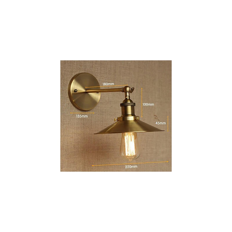 ミニマリストなインダストリアルスタイルのヴィラ、教会の通路の壁の前にあるレトロな銅の装飾傘