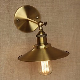 ミニマリストなインダストリアルスタイルのヴィラ、教会の通路の壁の前にあるレトロな銅の装飾傘