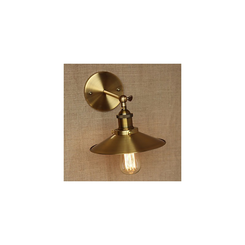 ミニマリストなインダストリアルスタイルのヴィラ、教会の通路の壁の前にあるレトロな銅の装飾傘