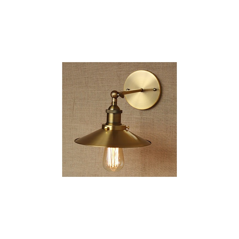 ミニマリストなインダストリアルスタイルのヴィラ、教会の通路の壁の前にあるレトロな銅の装飾傘