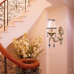 エレガントなピンクのクリスタルウォールライト