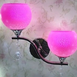 ヨーロッパタイプのエレガントなスタイルの古風なホテルのベッドサイドの壁ランプライト