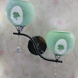 ヨーロッパタイプのエレガントなスタイルの古風なホテルのベッドサイドの壁ランプライト