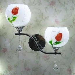 ヨーロッパタイプのエレガントなスタイルの古風なホテルのベッドサイドの壁ランプライト