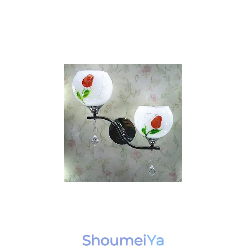 ヨーロッパタイプのエレガントなスタイルの古風なホテルのベッドサイドの壁ランプライト