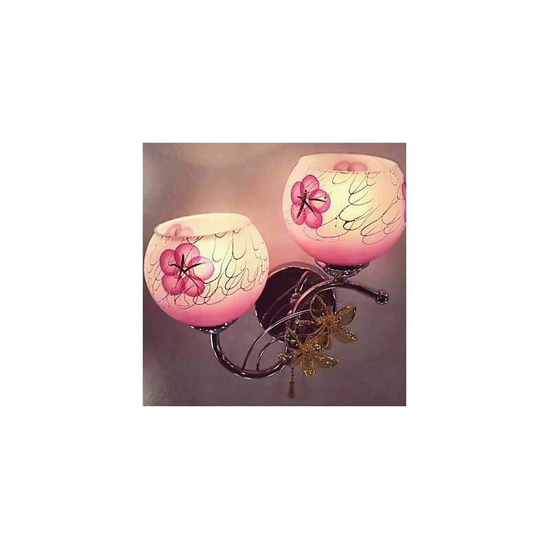 ヨーロッパタイプのエレガントなスタイルの古風なホテルのベッドサイドの壁ランプライト