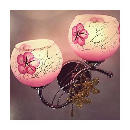 ヨーロッパタイプのエレガントなスタイルの古風なホテルのベッドサイドの壁ランプライト