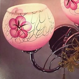 ヨーロッパタイプのエレガントなスタイルの古風なホテルのベッドサイドの壁ランプライト