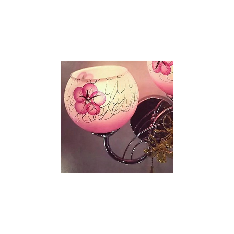 ヨーロッパタイプのエレガントなスタイルの古風なホテルのベッドサイドの壁ランプライト