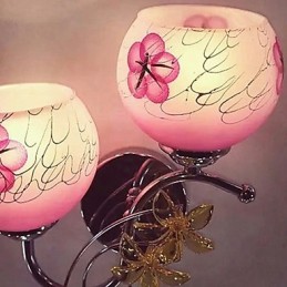 ヨーロッパタイプのエレガントなスタイルの古風なホテルのベッドサイドの壁ランプライト