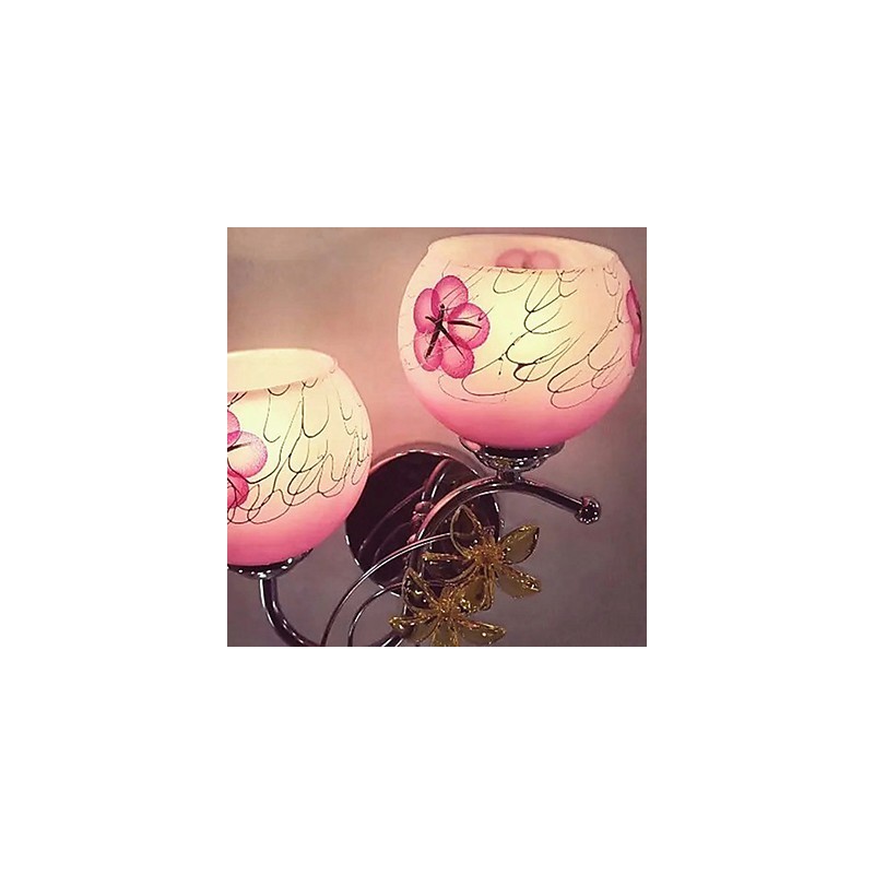 ヨーロッパタイプのエレガントなスタイルの古風なホテルのベッドサイドの壁ランプライト