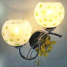 ヨーロッパタイプのエレガントなスタイルの古風なホテルのベッドサイドの壁ランプライト