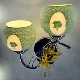 ヨーロッパタイプのエレガントなスタイルの古風なホテルのベッドサイドの壁ランプライト