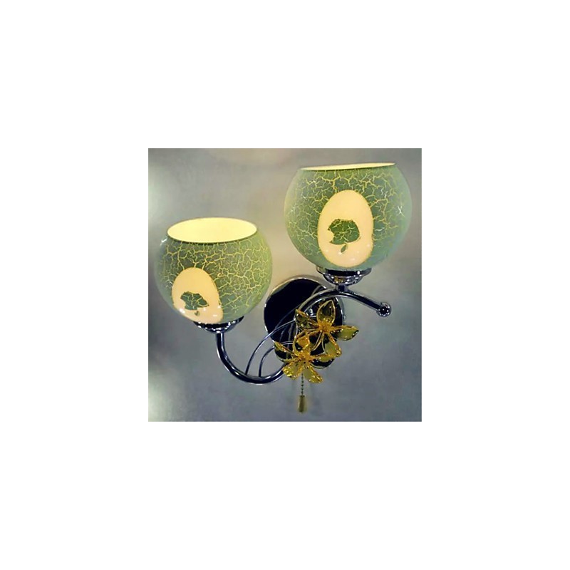 ヨーロッパタイプのエレガントなスタイルの古風なホテルのベッドサイドの壁ランプライト