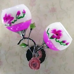 ヨーロッパタイプのエレガントなスタイルの古風なホテルのベッドサイドの壁ランプライト