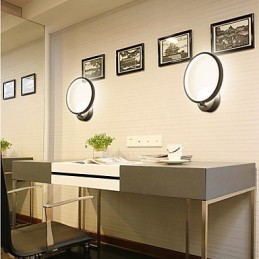 モダンで現代的な壁取り付け用燭台