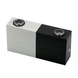 半分シルバー、半分ブラックのシックなデザインのキュービックボディのモダンなウォールライト 2 秒