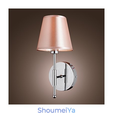 温かみのある光が差し込むシンプルなデザインのウォールライト