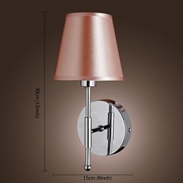 温かみのある光が差し込むシンプルなデザインのウォールライト