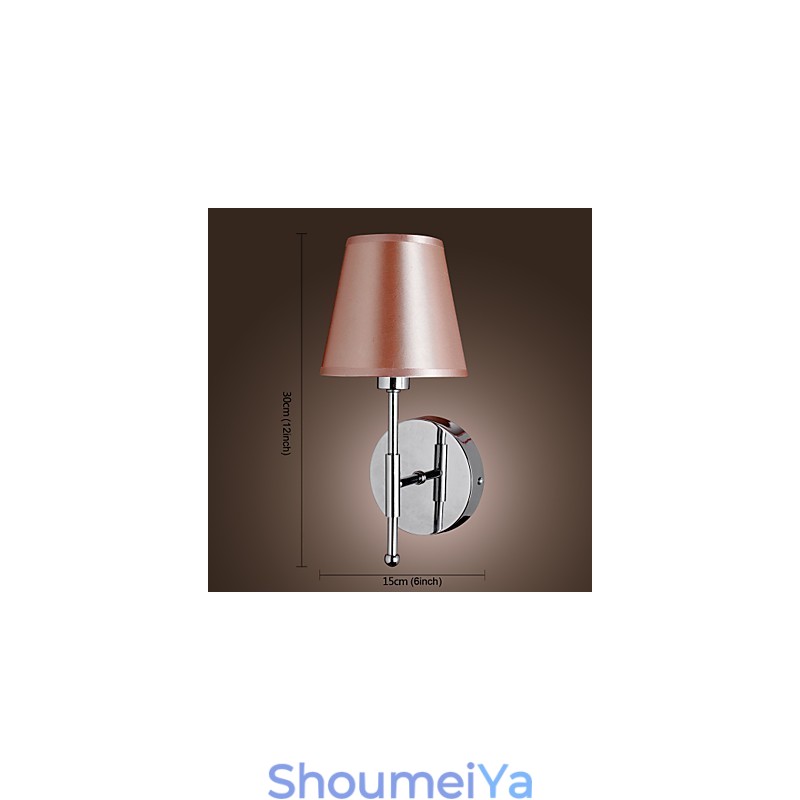 温かみのある光が差し込むシンプルなデザインのウォールライト