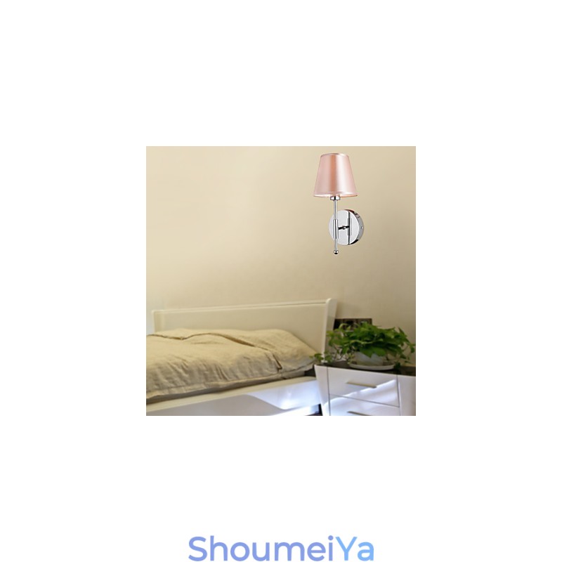 温かみのある光が差し込むシンプルなデザインのウォールライト