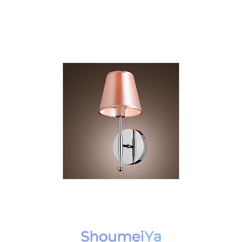 温かみのある光が差し込むシンプルなデザインのウォールライト