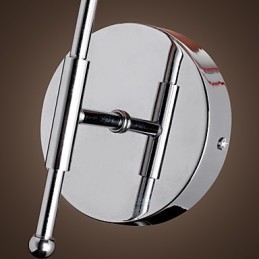 温かみのある光が差し込むシンプルなデザインのウォールライト