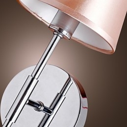 温かみのある光が差し込むシンプルなデザインのウォールライト