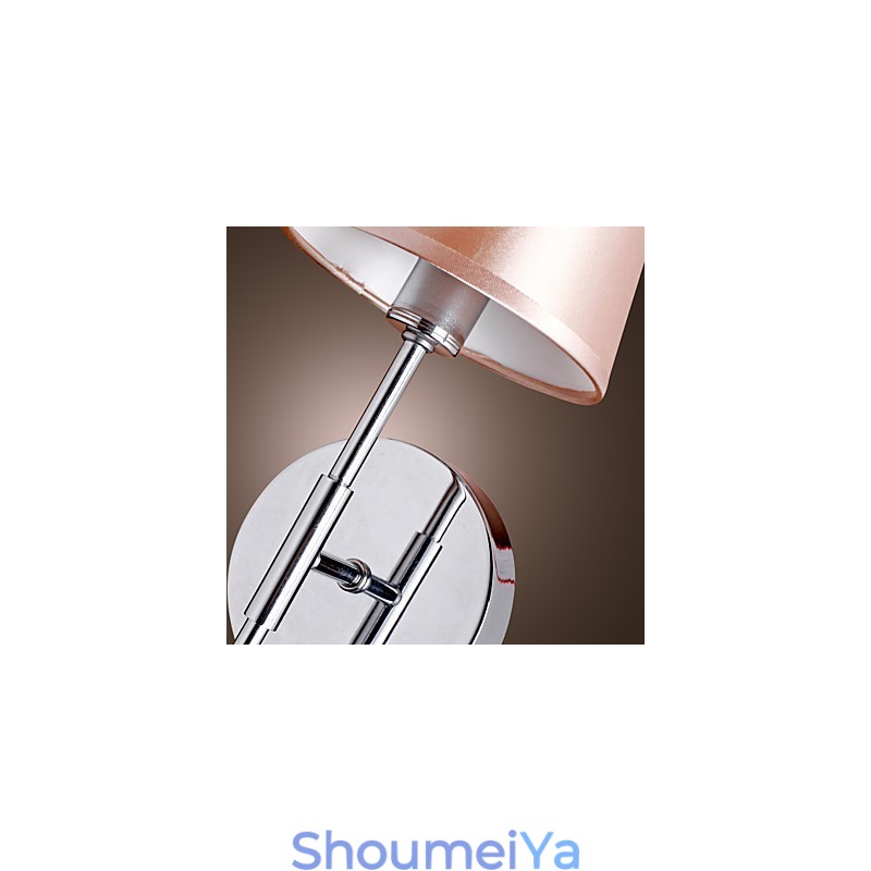 温かみのある光が差し込むシンプルなデザインのウォールライト