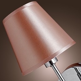 温かみのある光が差し込むシンプルなデザインのウォールライト