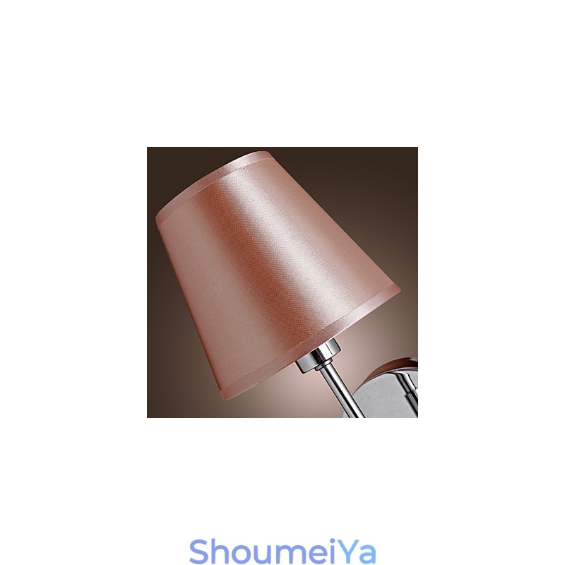 温かみのある光が差し込むシンプルなデザインのウォールライト