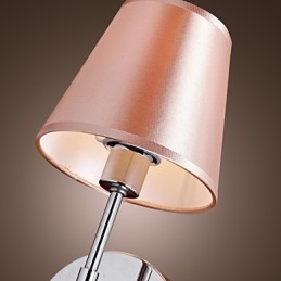 温かみのある光が差し込むシンプルなデザインのウォールライト