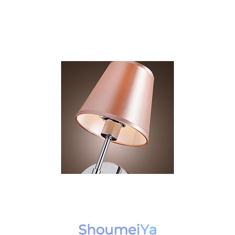 温かみのある光が差し込むシンプルなデザインのウォールライト