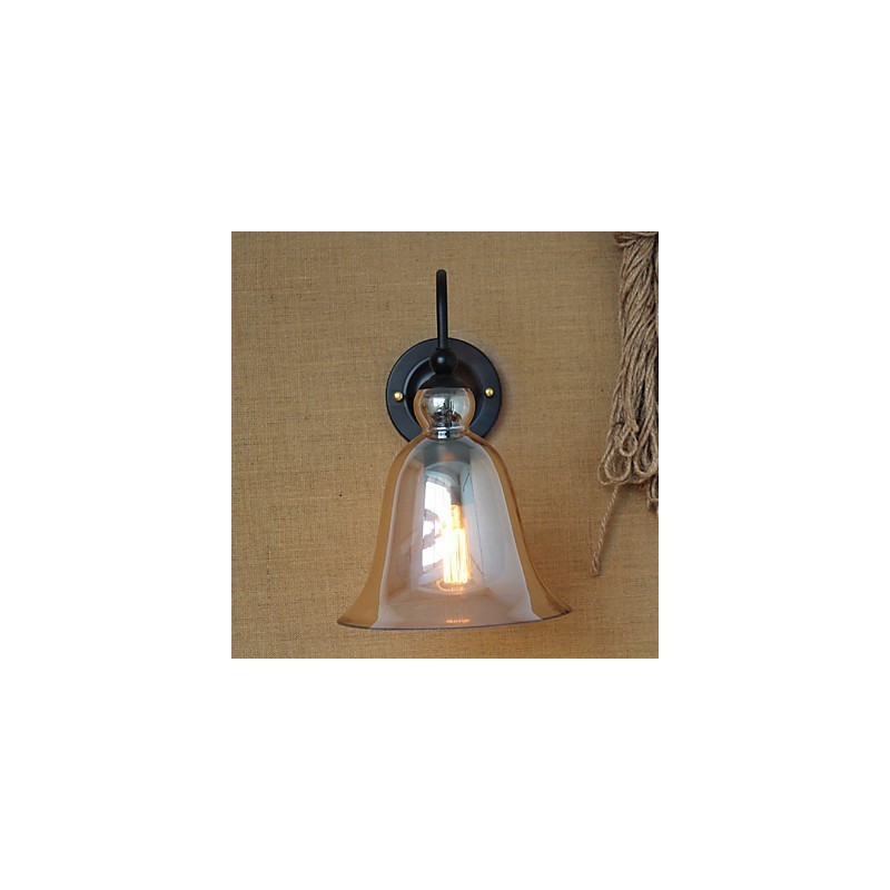 アメリカの田舎のミニマリストのリビングルームの廊下の装飾されたガラスの壁取り付け用燭台