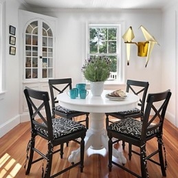 ミニスタイルのアンビエントライトに統合されたシンプルで伝統的なクラシックカントリーゴールド機能