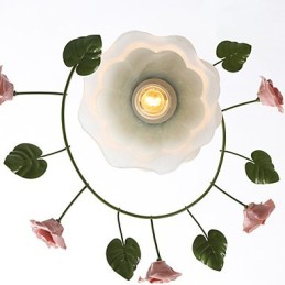 バレンタインデー バラ園の花と植物がドームの光を吸収