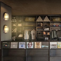 モダンコンテンポラリーな特徴的なアンビエントライトウォールライト