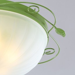 バレンタインデーの庭の花と植物がドームの光を吸収する