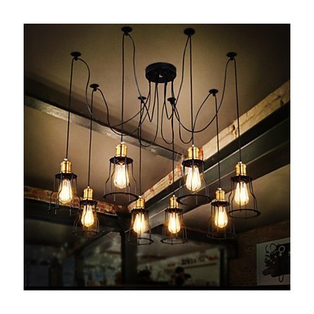 カントリーデザイナーが金属製シャンデリアをペイント