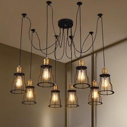 カントリーデザイナーが金属製シャンデリアをペイント