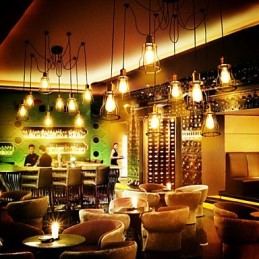 カントリーデザイナーが金属製シャンデリアをペイント