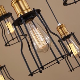 カントリーデザイナーが金属製シャンデリアをペイント